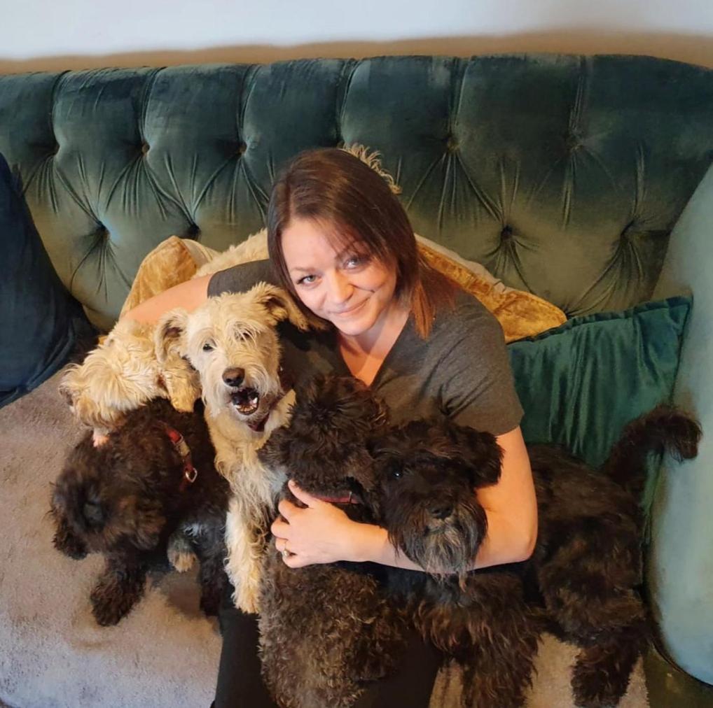 The Sleeping Dog Room At The Grumpy Schnauzer Bnb Huge Room, Luxe Suite, Private Hot Tub, Breakfast, Gym, Games Room, Farm Stay, Amazing Airdrie Habitación foto
